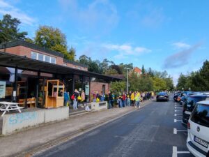 Eine große Schlange vor dem offiziellen Einlass um 10.00 Uhr